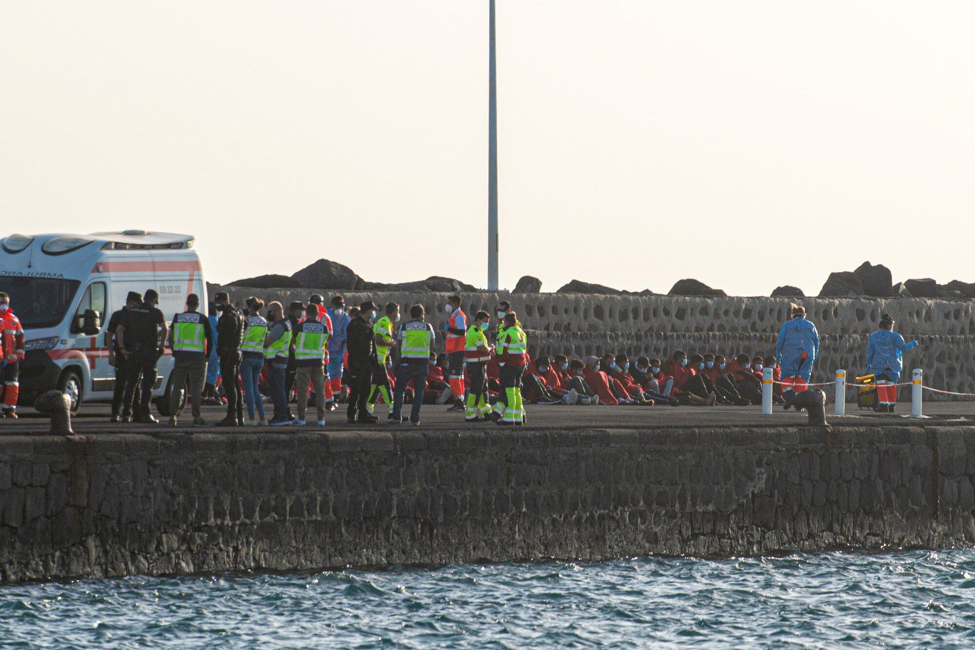 Imagen de archivo de migrantes llegados al antiguo muelle comercial de Arrecife.