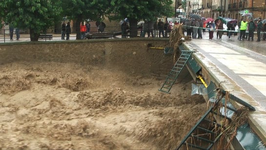 Las intensas lluvias han hecho que el río Riguel se haya desbordado en la localidad de Sábada