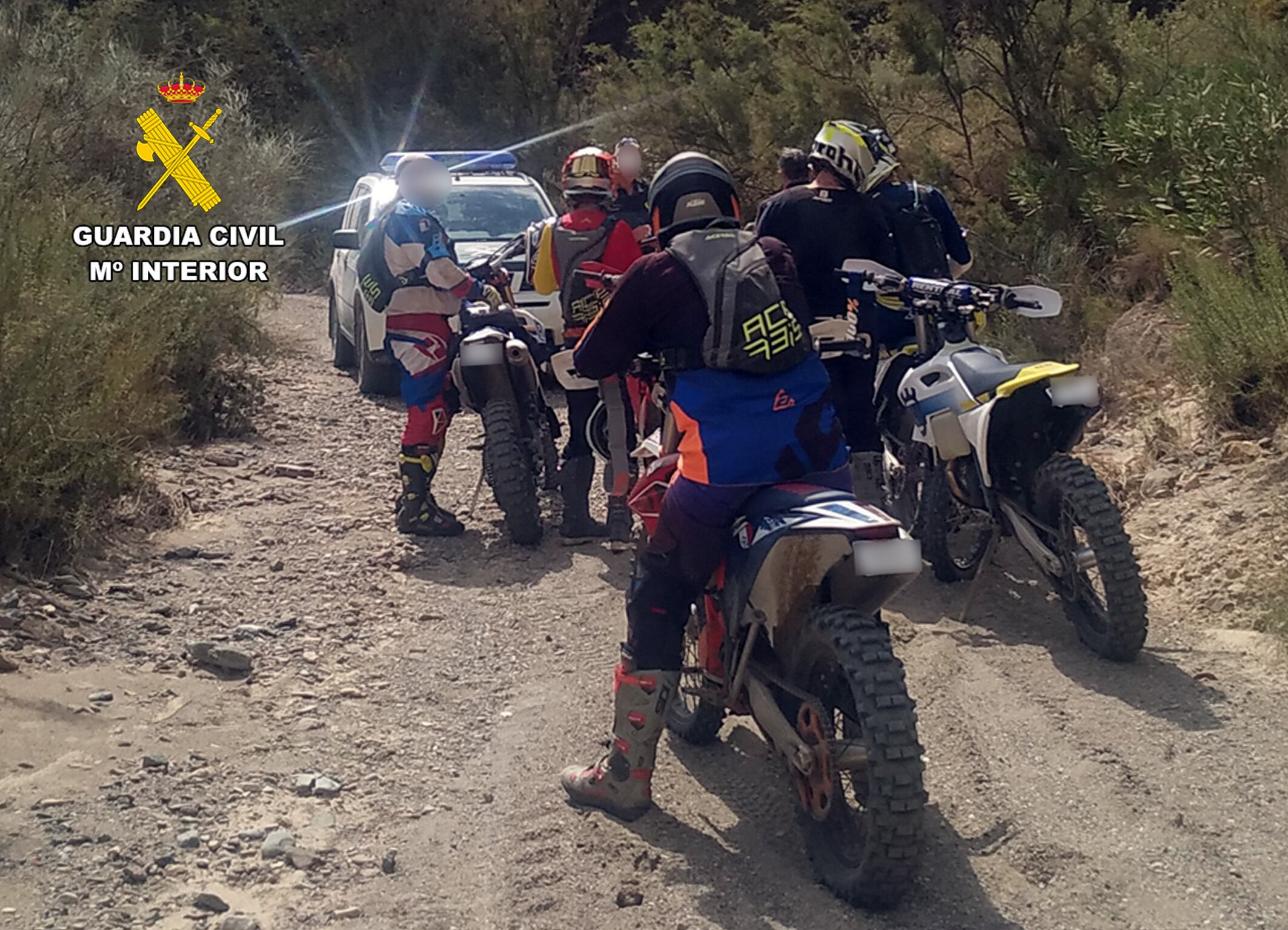 La Guardia Civil localiza a un grupo de motoristas que circulaba monte a través en Totana