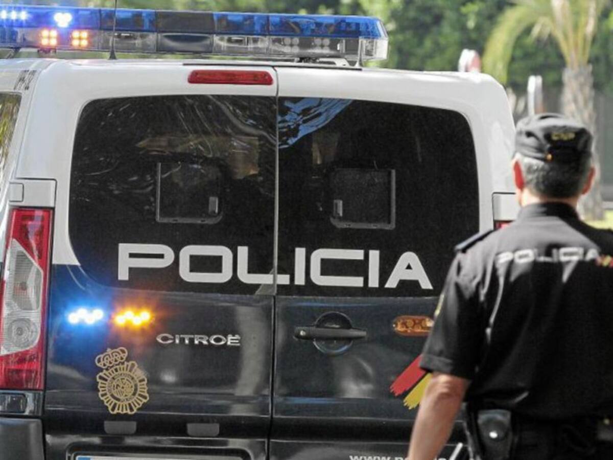 Detenidos dos jóvenes por arrastrar a una mujer por el suelo para robarle el bolso y una cadena de plata