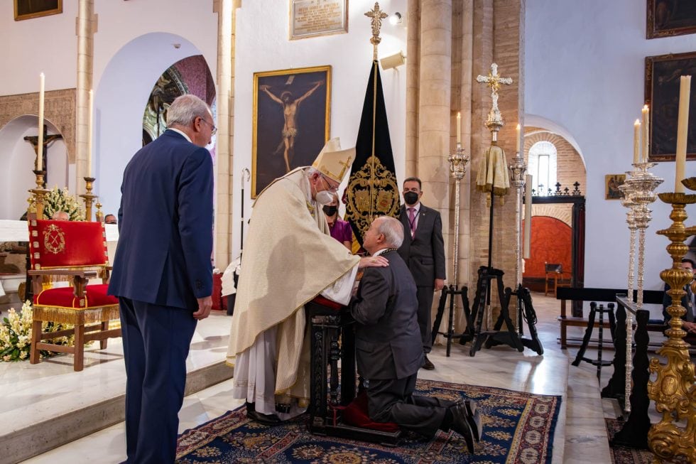 López Naranjo, recibiendo la Medalla de Oro de Santa Marta de manos del cardenal Amigo Vallejo