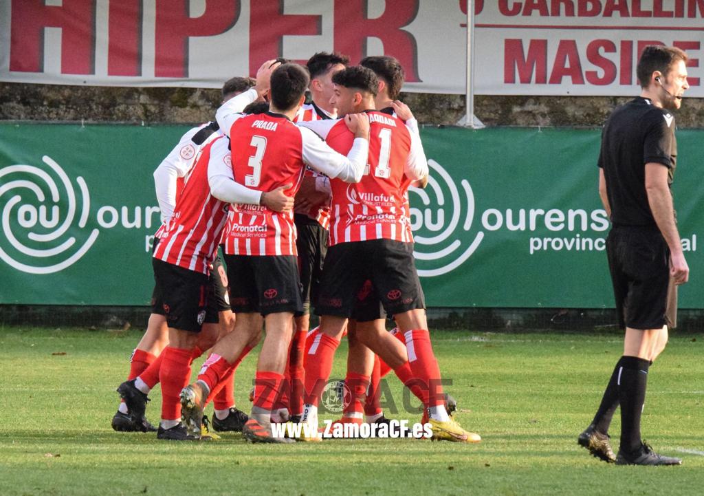 El Zamora CF celebra el gol de Marc Caballé en casa del Arenteiro