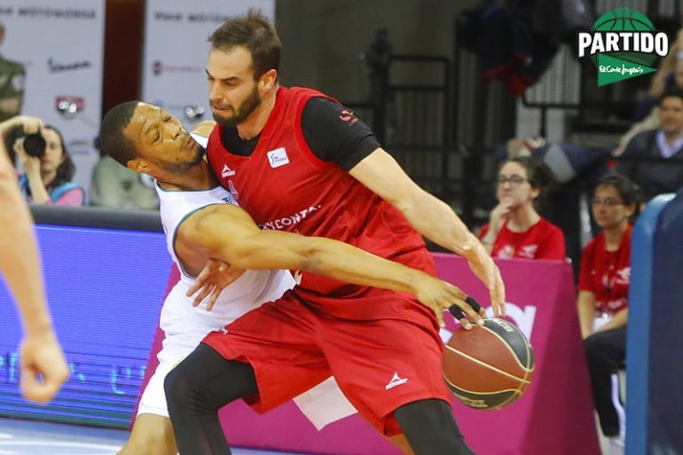 Dragovic protege el balón ante la presión de Randolph