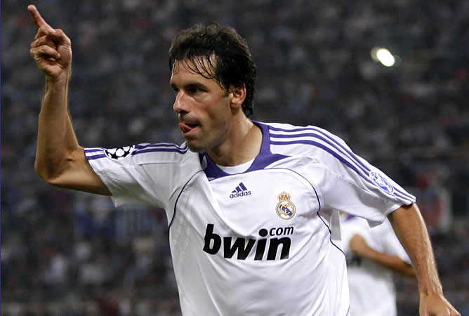 El delantero holandés terminará su carrera en el Real Madrid con 33 años