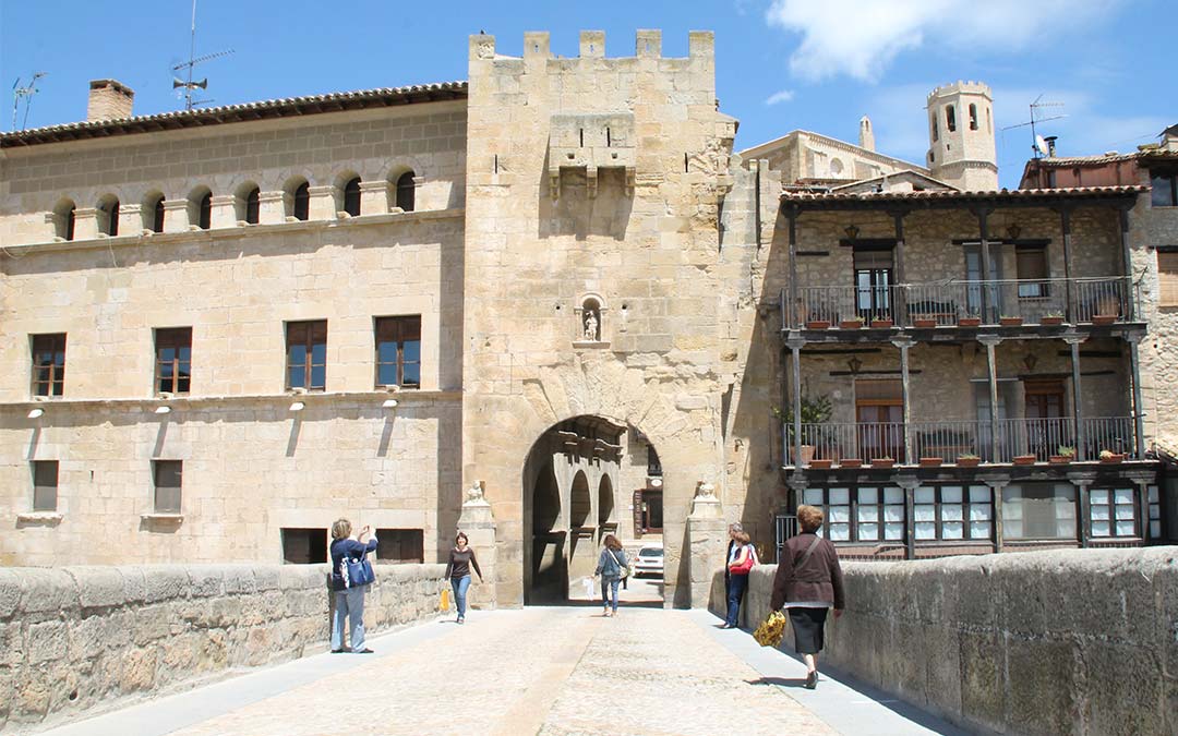 Archivo. El puente de piedra da acceso al casco histórico de Valderrobres (Teruel)