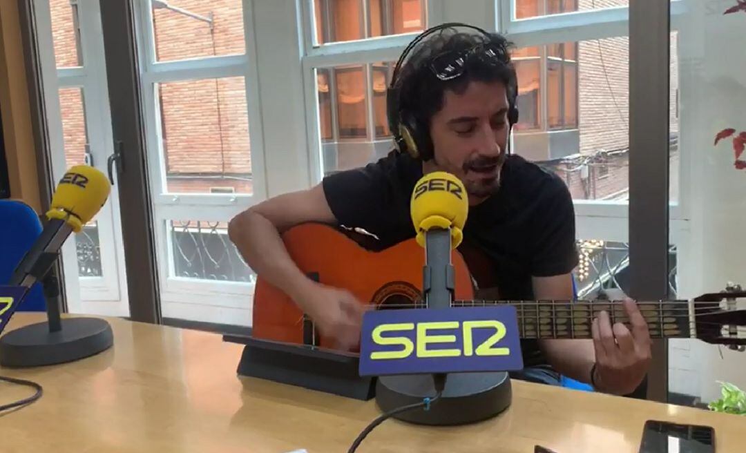 Fran Ropero en los estudios de Radio Murcia.