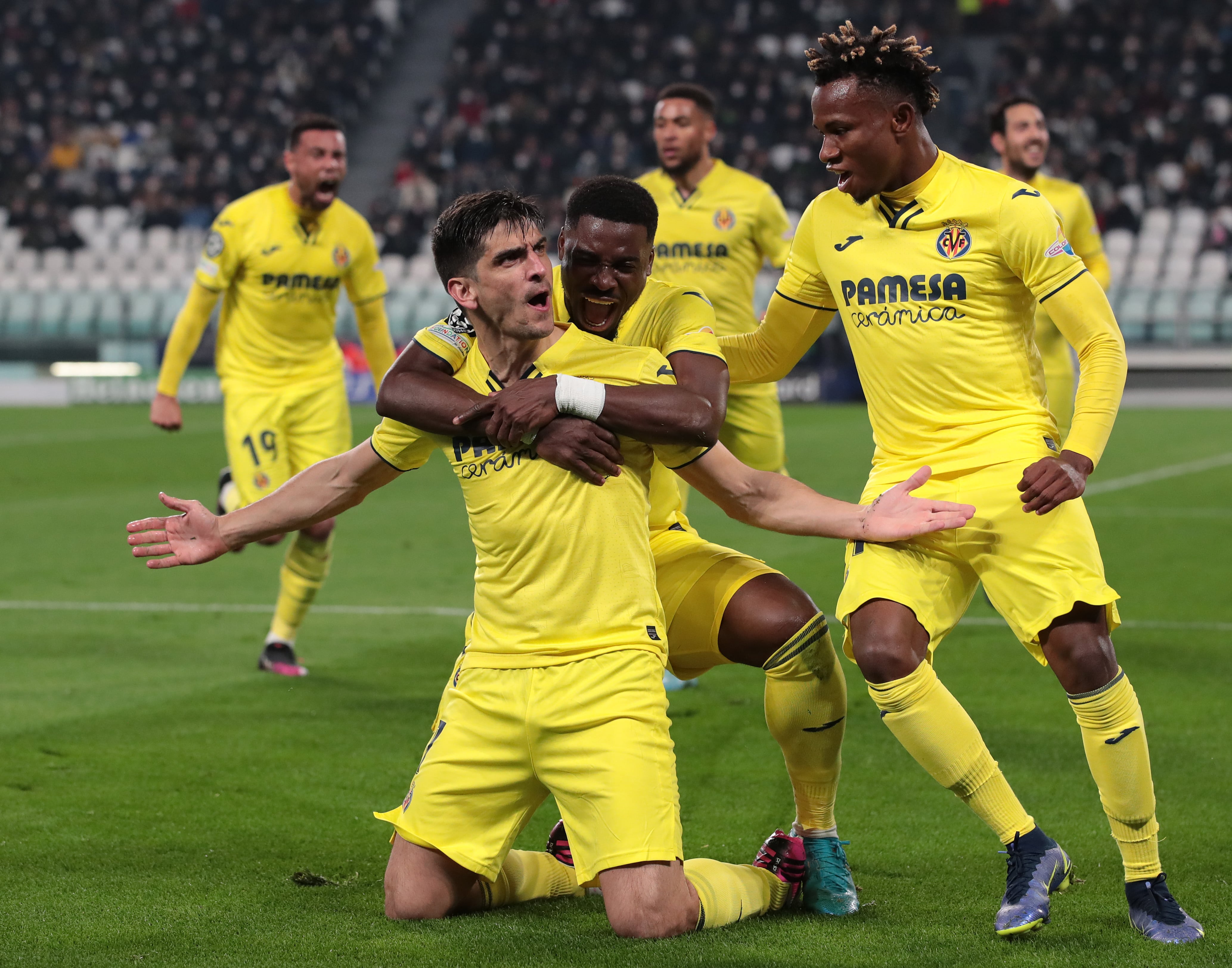 Los jugadores del Villarreal celebran el gol de Gerard Moreno