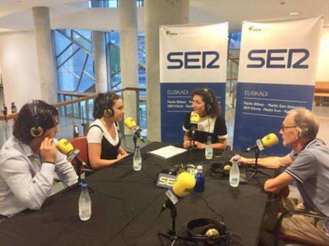 Los hermanos Daniel y Mariela Landeta; y Miguel Corcóstegui, entrevistados por Eva Domaika