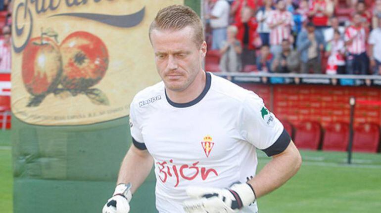 Alberto García, con la camiseta del Sporting