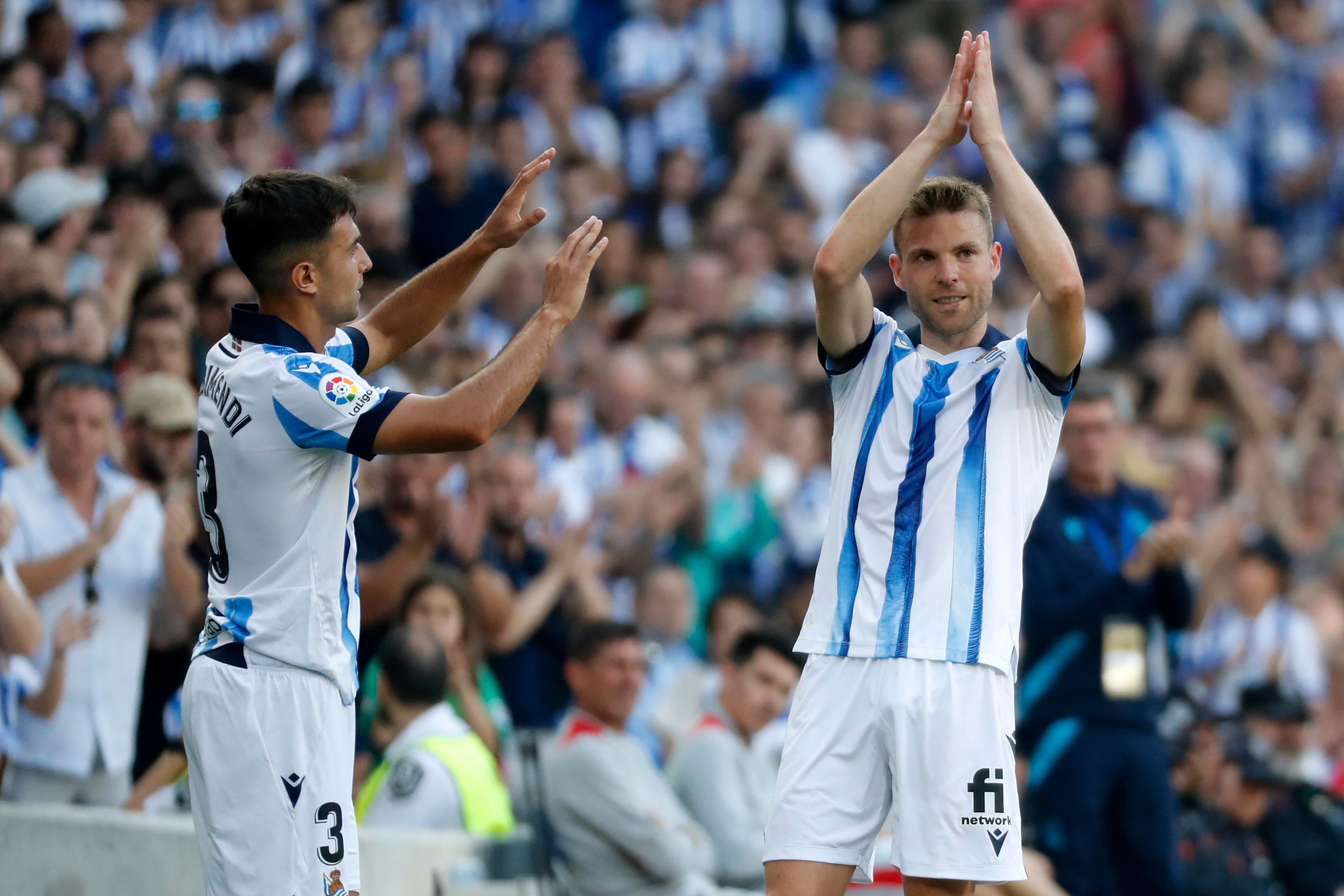 SAN SEBASTIÁN, 04/06/2023.- El centrocampista Asier Illarramendi (d) abandona el campo ante su compañero Martín Zubimendi durante el partido de la última jornada de Liga que Real Sociedad y Sevilla FC disputan hoy domingo en el Reale Arena de la capital donostiarra. EFE/Juan Herrero
