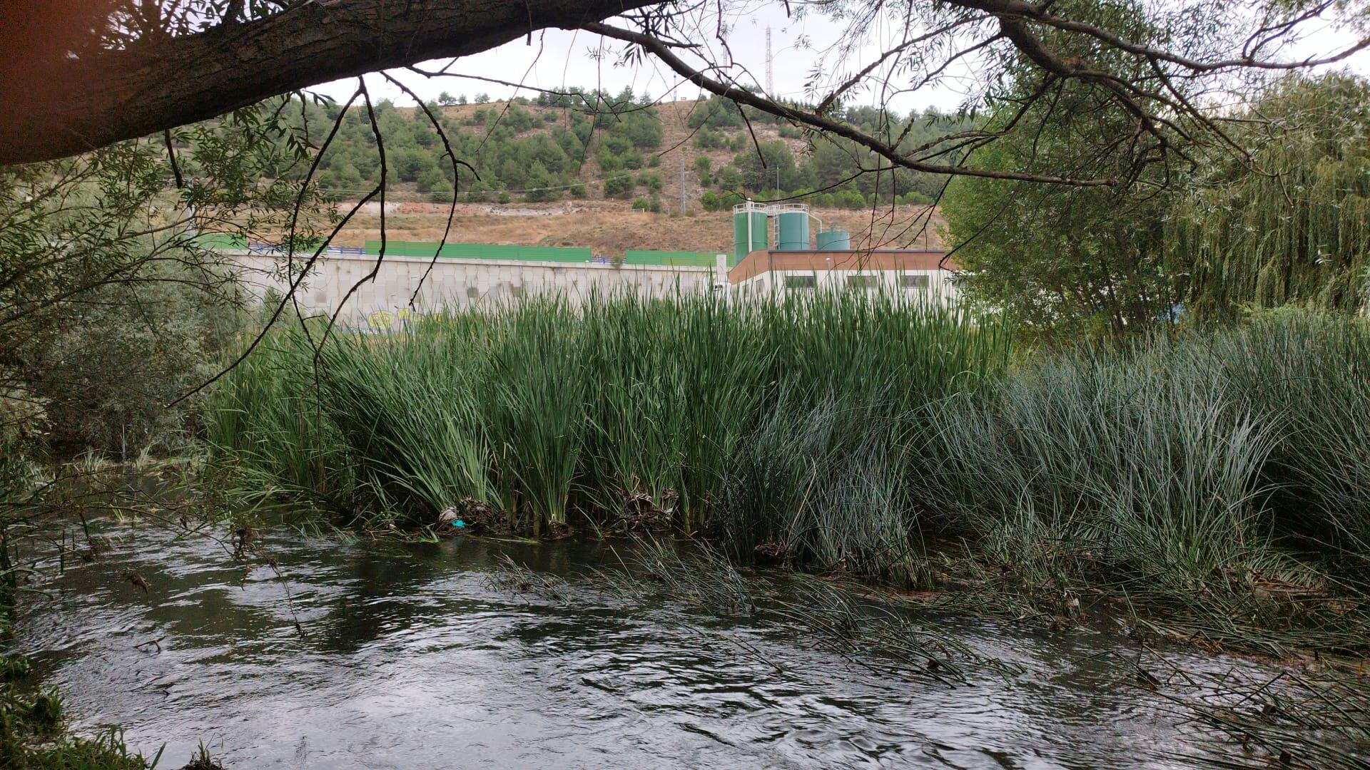Imagen de posibles vertidos de residuos al río Arlanzón. / Foto: Asoc. Vecinos de Villalonquéjar