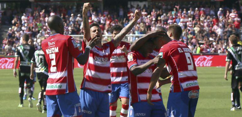 Youssef El-Arabi celebra con sus compañeros el segundo gol del Granada al Córdoba.