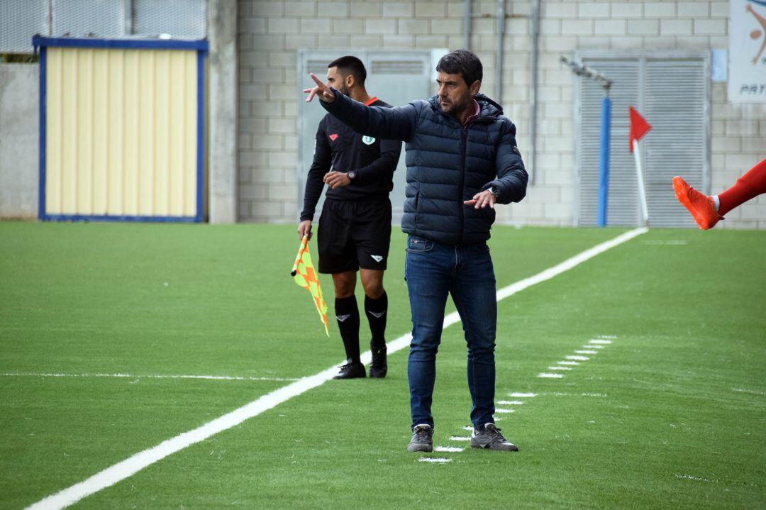Pepe Masegosa dando instrucciones a su equipo en Lucena 