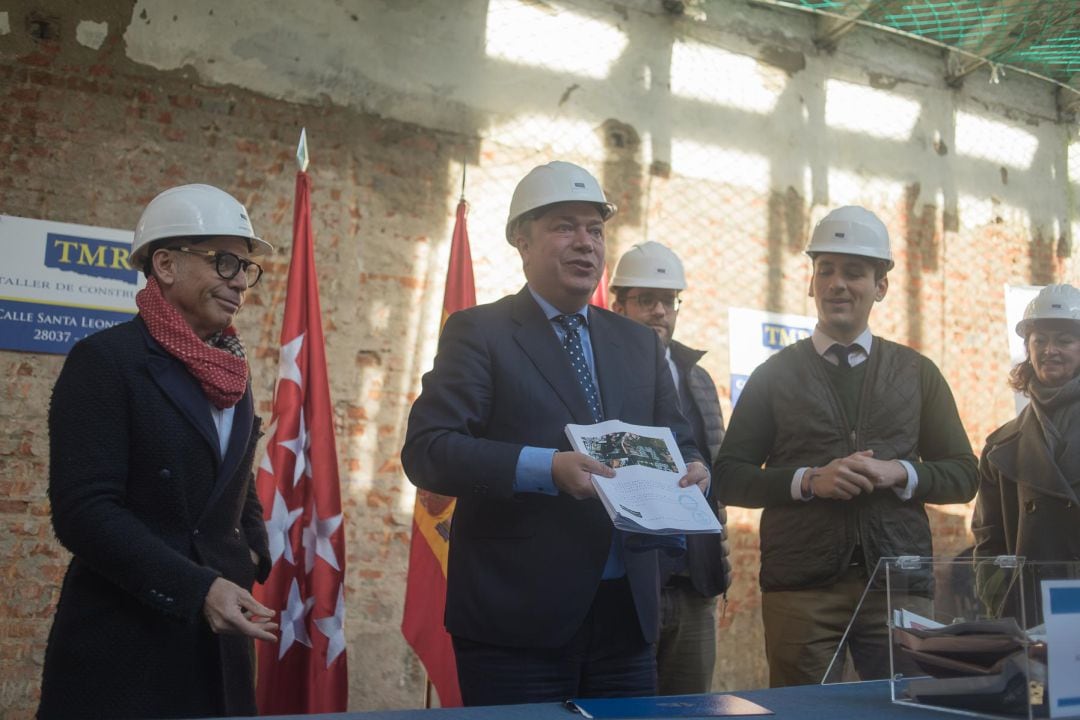 Juan Soler (c) junto a algunos de los ediles Antonio José Mesa (d) y Fernando Lázaro (2d) y el arquitecto Joaquín Torres (i) en un acto en 2014. Todos menos Lázaro han sido desimputados por el juez por el Caso Teatro.