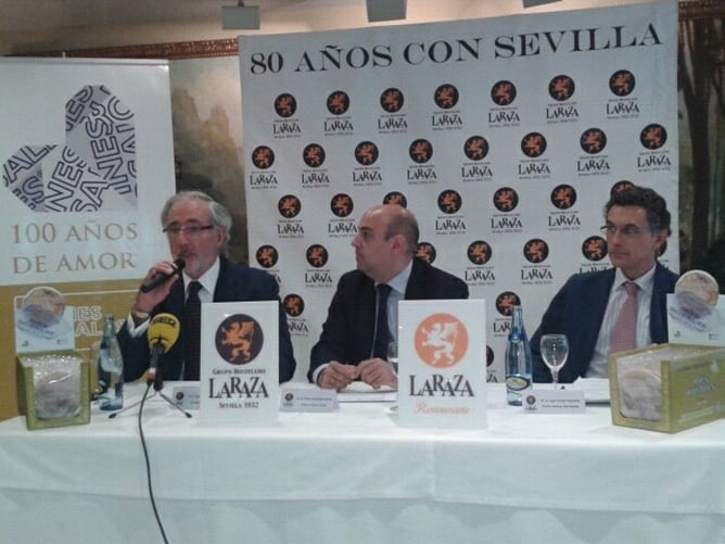 De izquierda a derecha, Juan Moreno, presidente de Inés Rosales; Pedro Sánchez-Cuerda, del Grupo La Raza; y Juan Carlos Espinosa, director general de Inés Rosales.