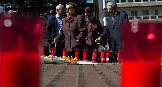 Tras una misa en la iglesia de San Miguel de Zaragoza, las familias se han reunido en el memorial a los fallecidos en el paseo de la Constitución de la capital aragonesa cuando se cumplen diez años del accidente.