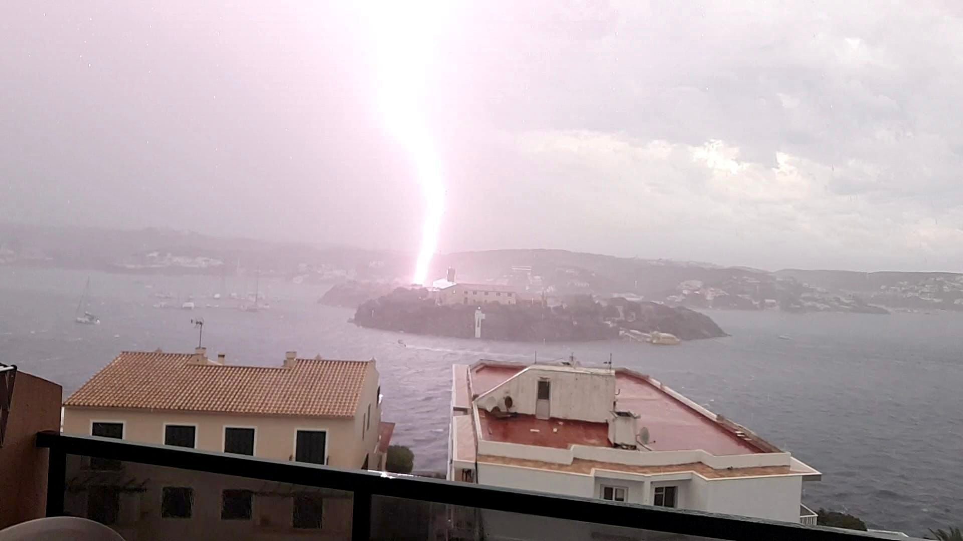 Un llamp ha caigut al mig del port de Maó