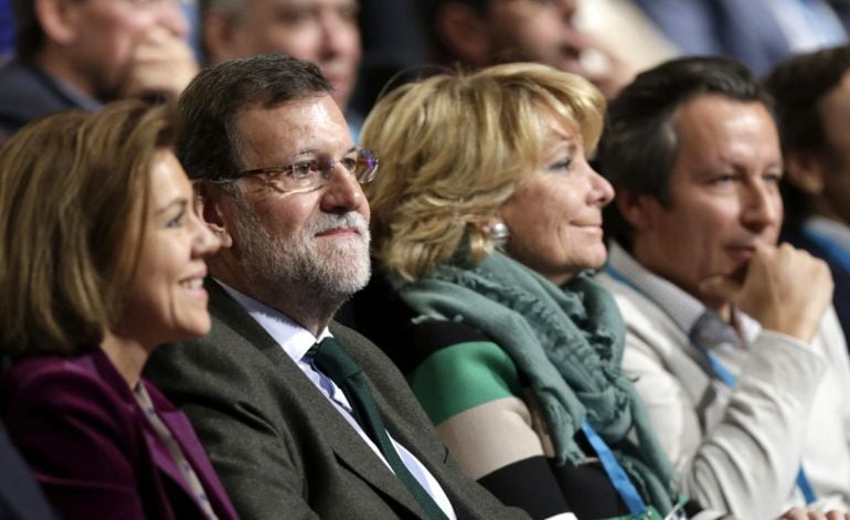 GRA156. MADRID, 24/01/2015.- En la imagen, de izq. a dcha: la secretaria general del PP, María Dolores de Cospedal; el presidente del Gobierno, Mariano Rajoy; la presidenta del PP de Madrid, Esperanza Aguirre; y el vicesecretario de Organización y director de campaña, Carlos Floriano, atienden a la intervención del vicesecretario de Política Autonómica y Local, Javier Arenas, durante la segunda jornada de la convención nacional del partido, que se celebra este fin de semana en el Palacio de Congresos de Madrid. EFE/Angel Díaz