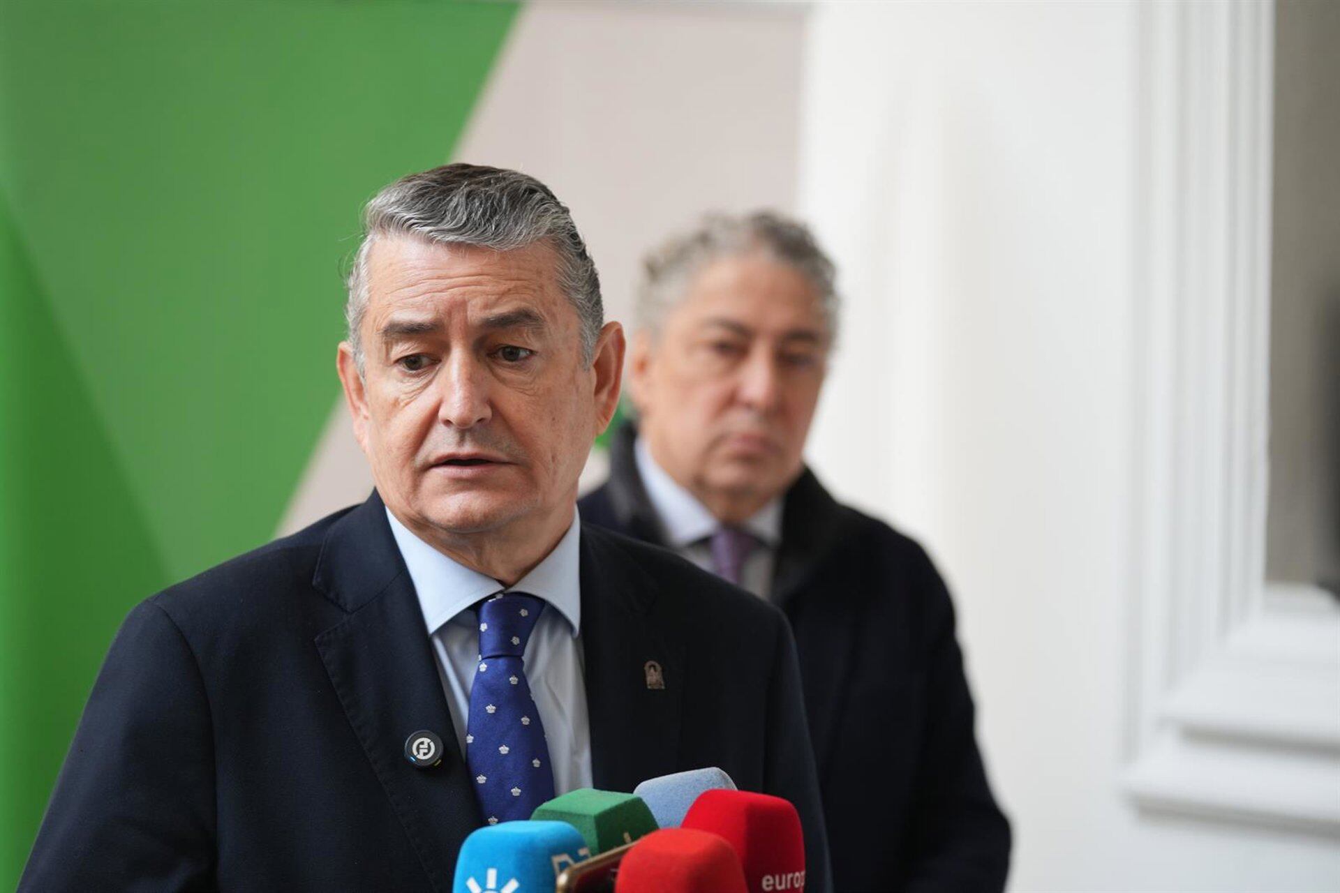 Sanz enmarca la investigación por los contratos del SAS en la "estrategia electoral desesperada" del PSOE-A.