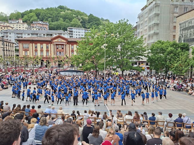Actuación de Kezka Dantza Taldea en Unzaga el Día de la Danza