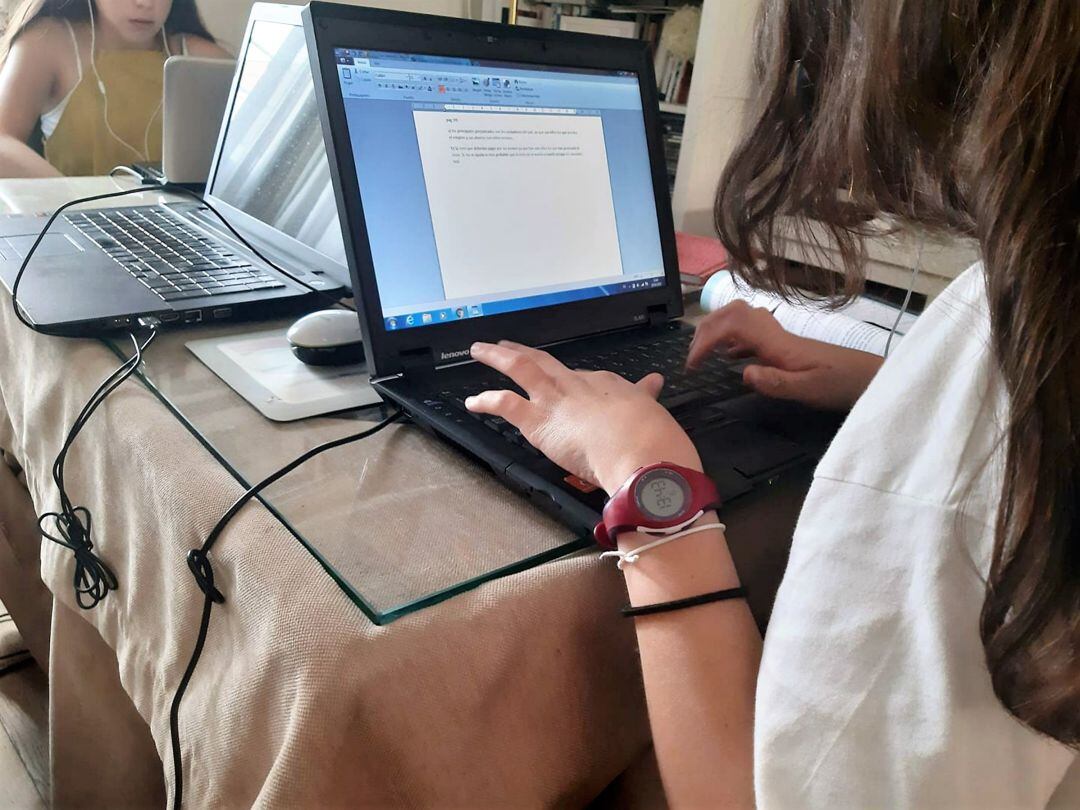 Alumnas trabajando desde casa