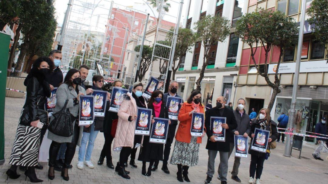 Autoridades y miembros de la asociación de comerciantes en la calle Roldán y Marín con la Catedral de la Navidad instalada.