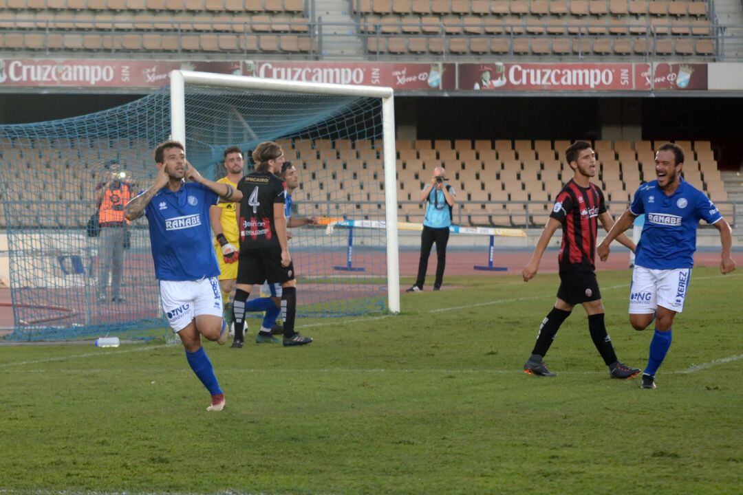 Adrián Gallardo celebrando uno de sus dos goles ante el CD Cabecense