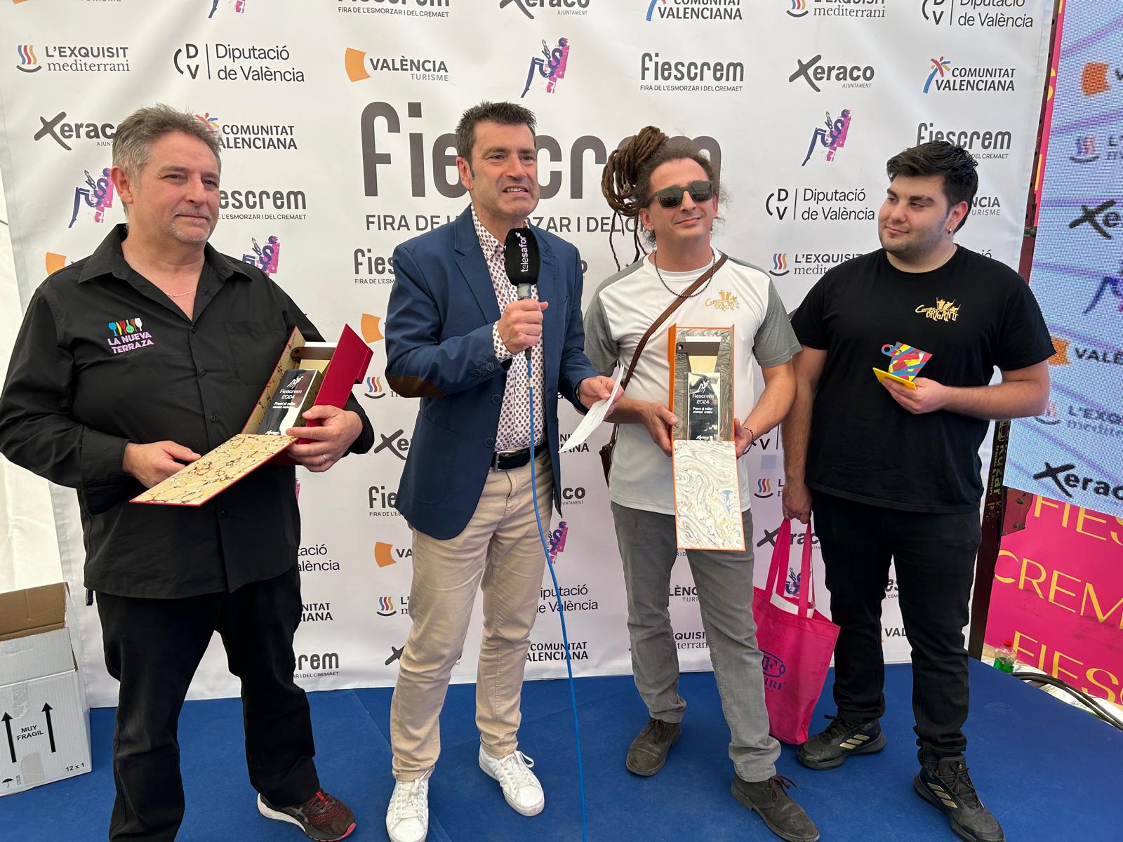 Los ganadores del concurso de Cremaet de Xeraco junto al periodista Xavi Blasco.