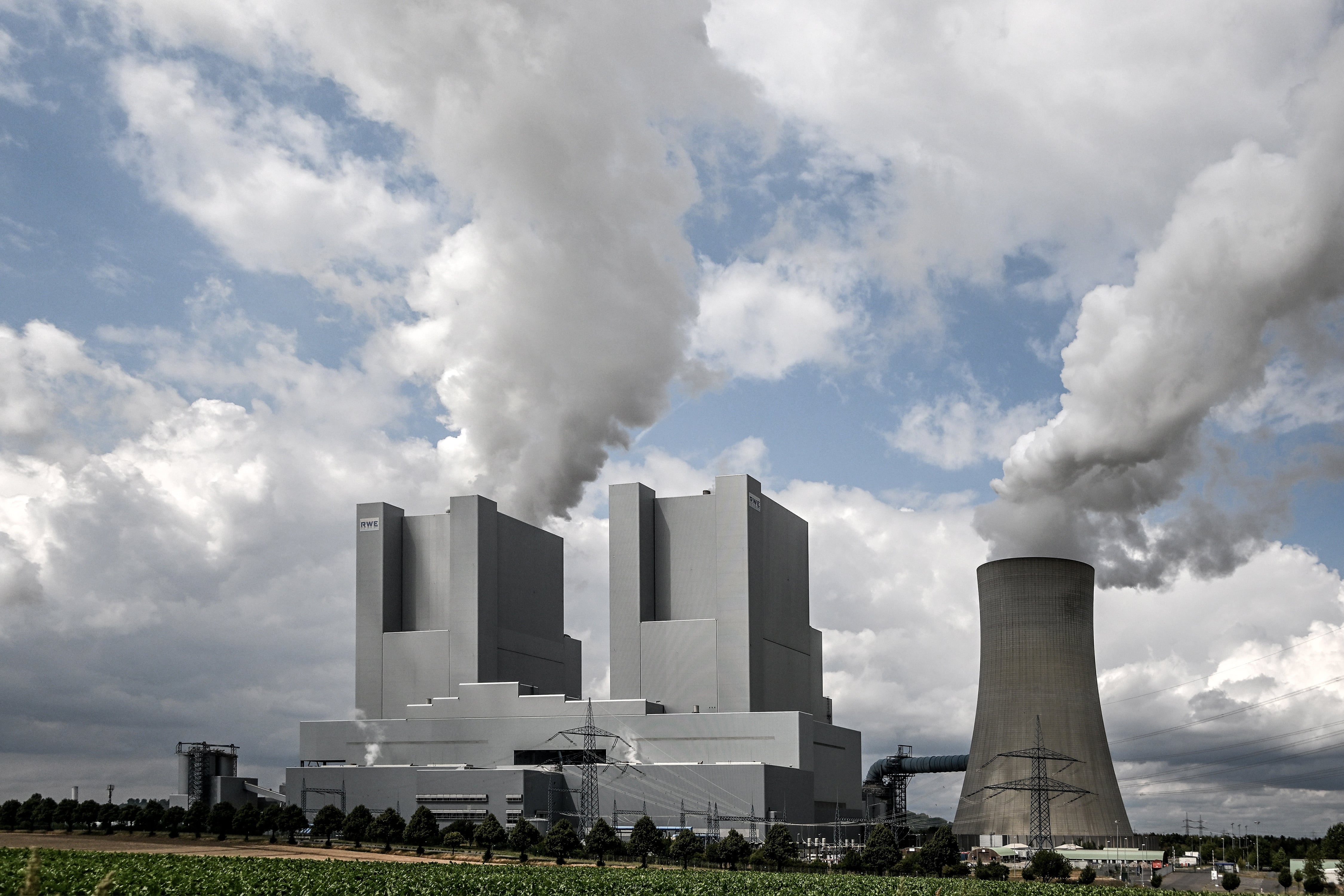 El vapor se eleva desde la planta de energía alimentada con lignito Neurath, operada por el proveedor de energía alemán RWE, cerca de Grevenbroich, Alemania.