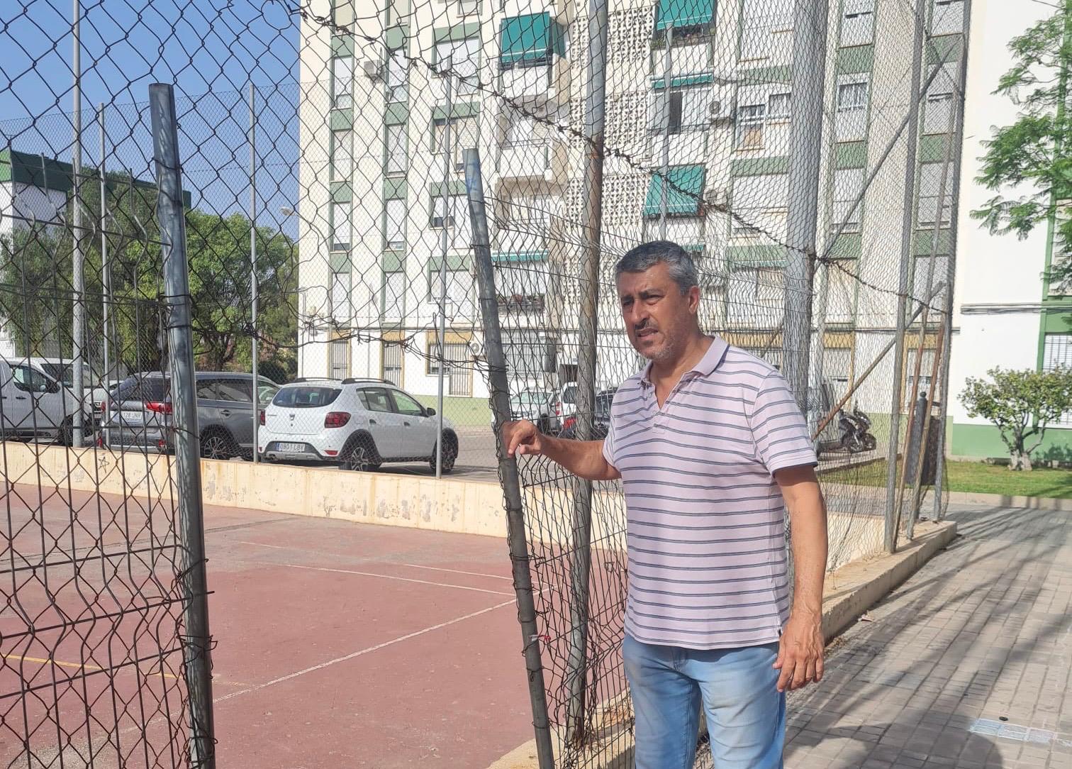 El edil socialista en Alicante Eduardo Rodríguez ante unas instalaciones deportivas municipales