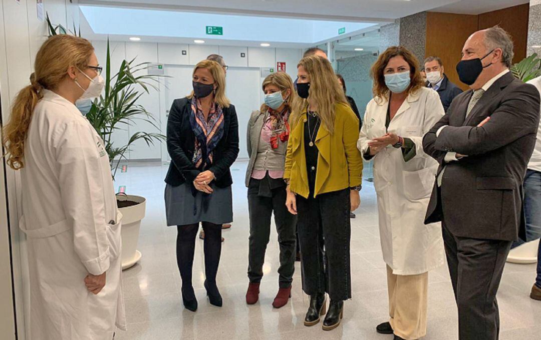 Mestre durante la visita al centro.