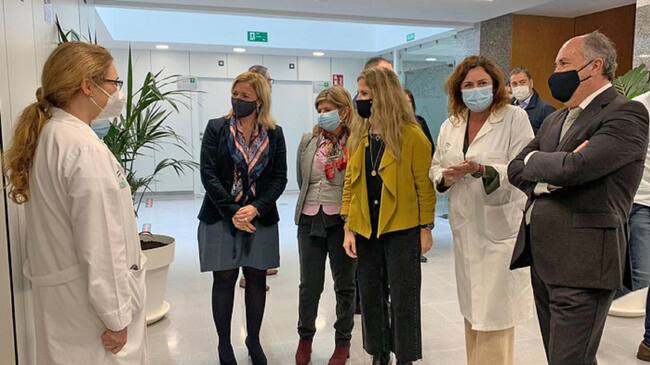 Mestre durante la visita al centro.