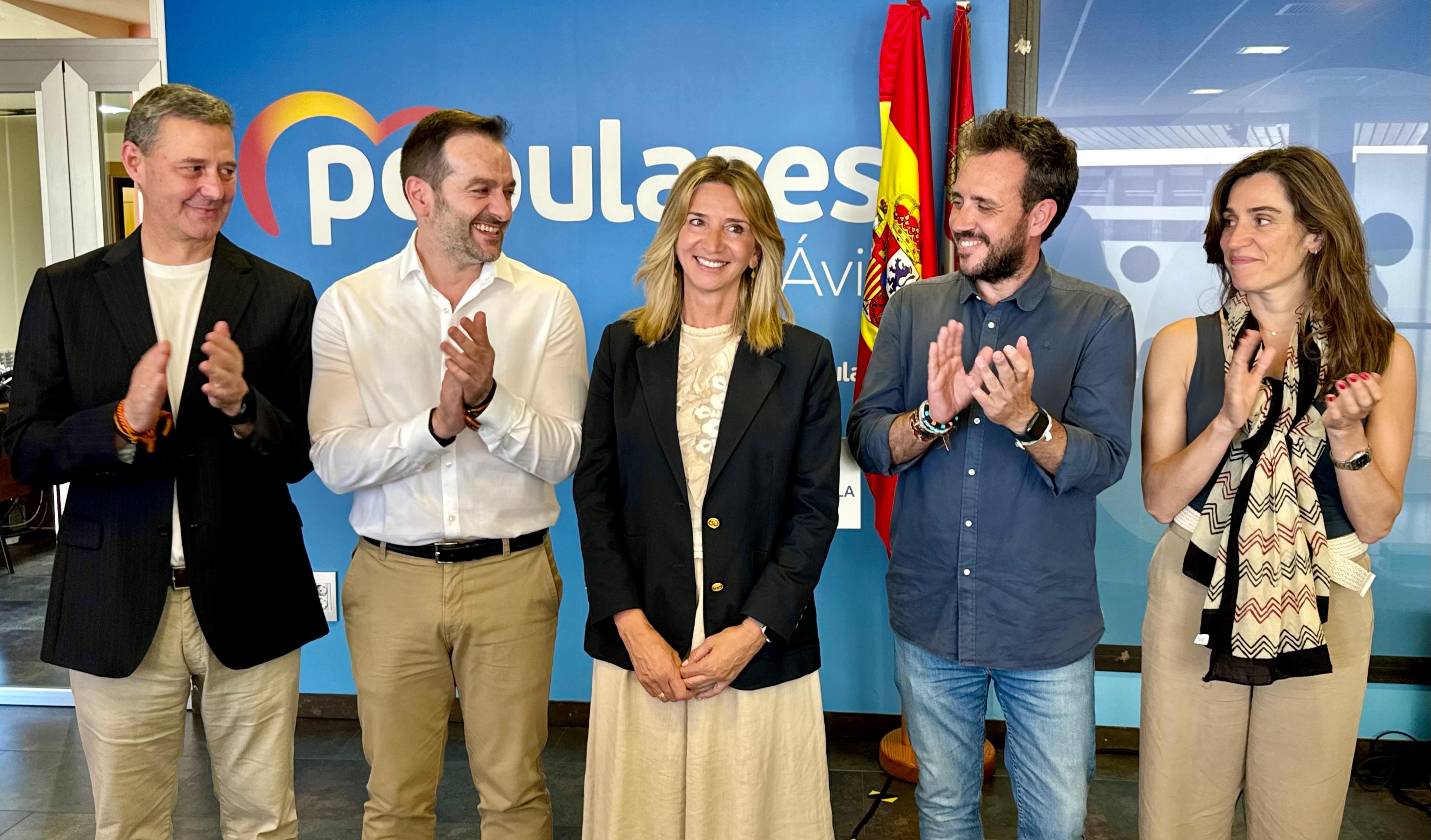 Alicia García, en el centro, estuvo acompaña por algunos de los concejales populares en el Ayuntamiento de Ávila