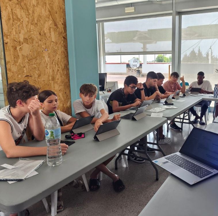 Alumnos y alumnas en el curso de competencias digitales. Gandia