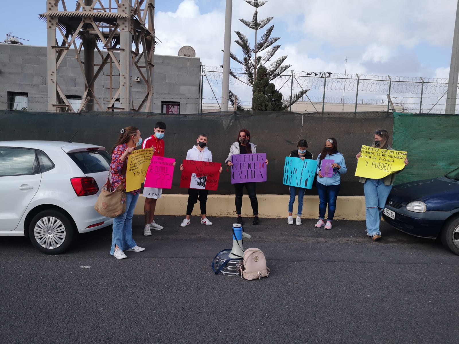 Algunos familiares han decidido protestar este miércoles frente a las puertas del Centro Penitenciario de Tahíche.