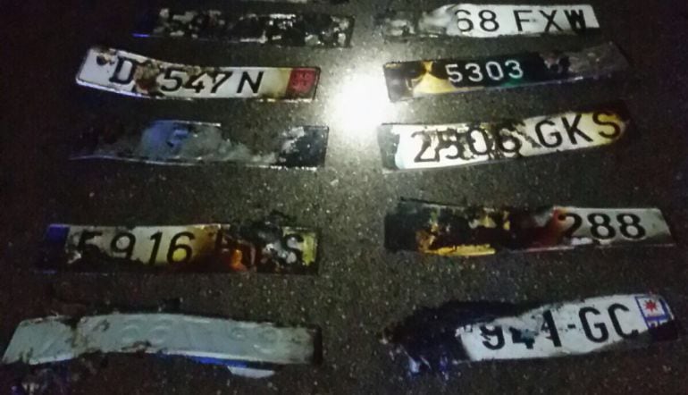 Los Mossos han encontrado 22 matrículas de diferentes países en un coche que ha aparecido quemado en Vidreres (Girona) con 15 teléfonos móviles en su interior.