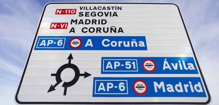 Cartel informativo sobre los accesos a las autopistas de peaje