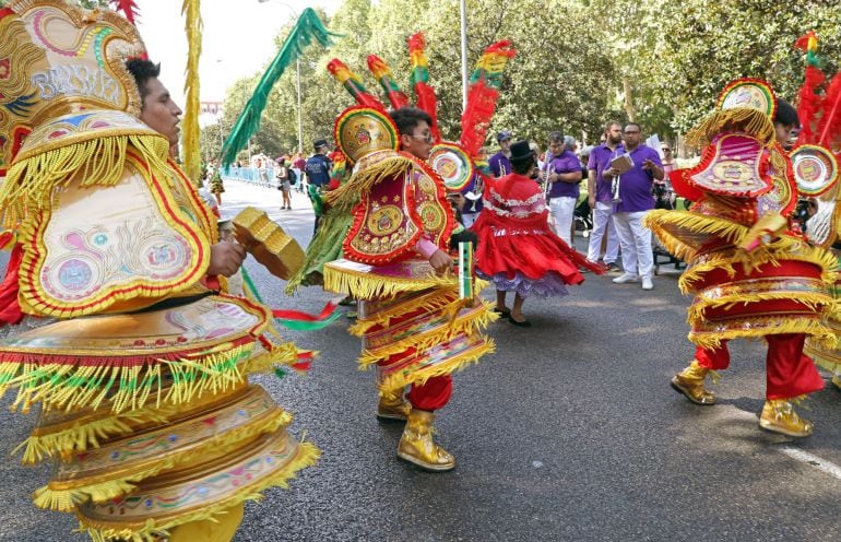 Bolivianos residentes en España rinden su tradicional tributo a la Virgen de Urkupiña.