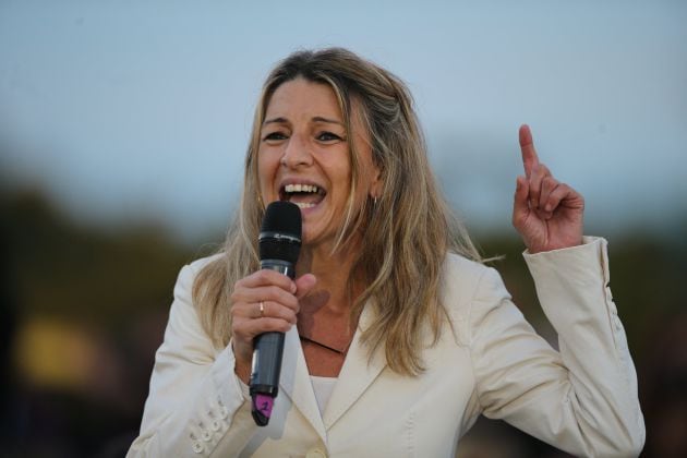 La vicepresidenta tercera y ministra de Trabajo, Yolanda Díaz interviene durante el acto de cierre de campaña de Unidas Podemos en Vicálvaro, el pasado 2 de mayo.