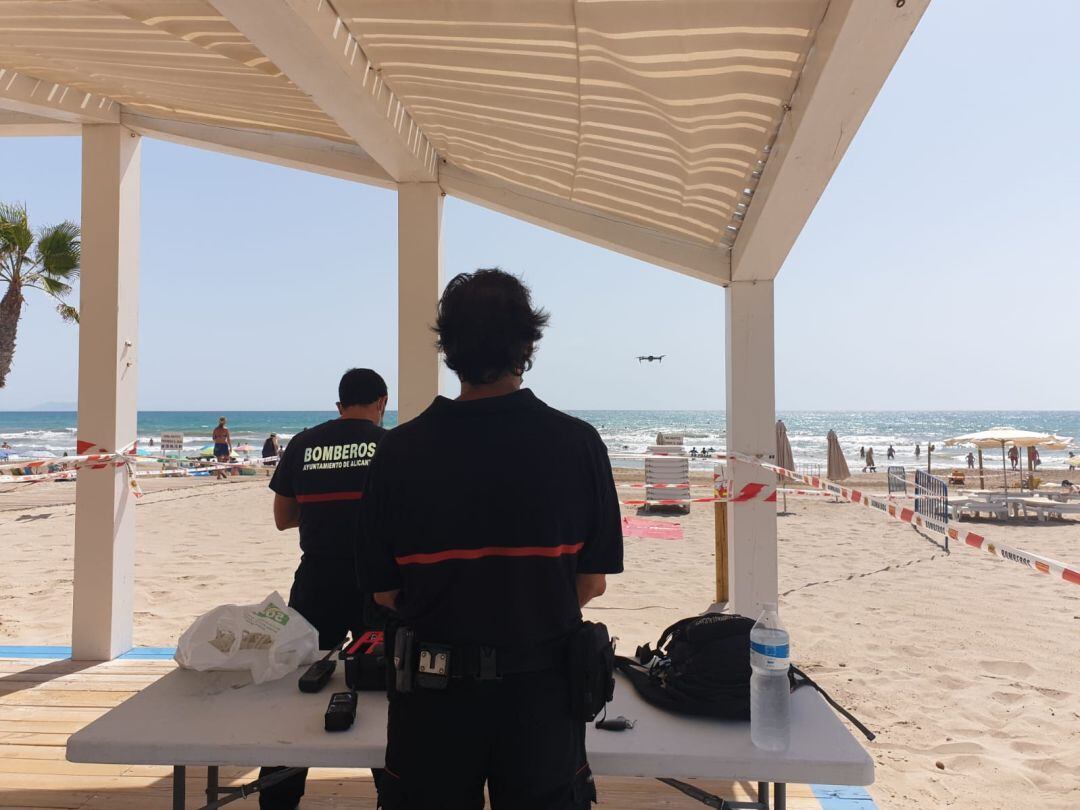 Bomberos del SPEIS en la playa de San Juan despegando el dron
