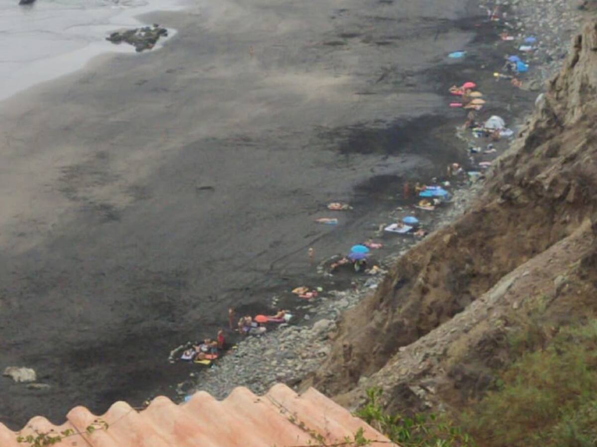 Un grupo de bañistas ignoran el aviso de cierre por obras en el acceso a Benijo