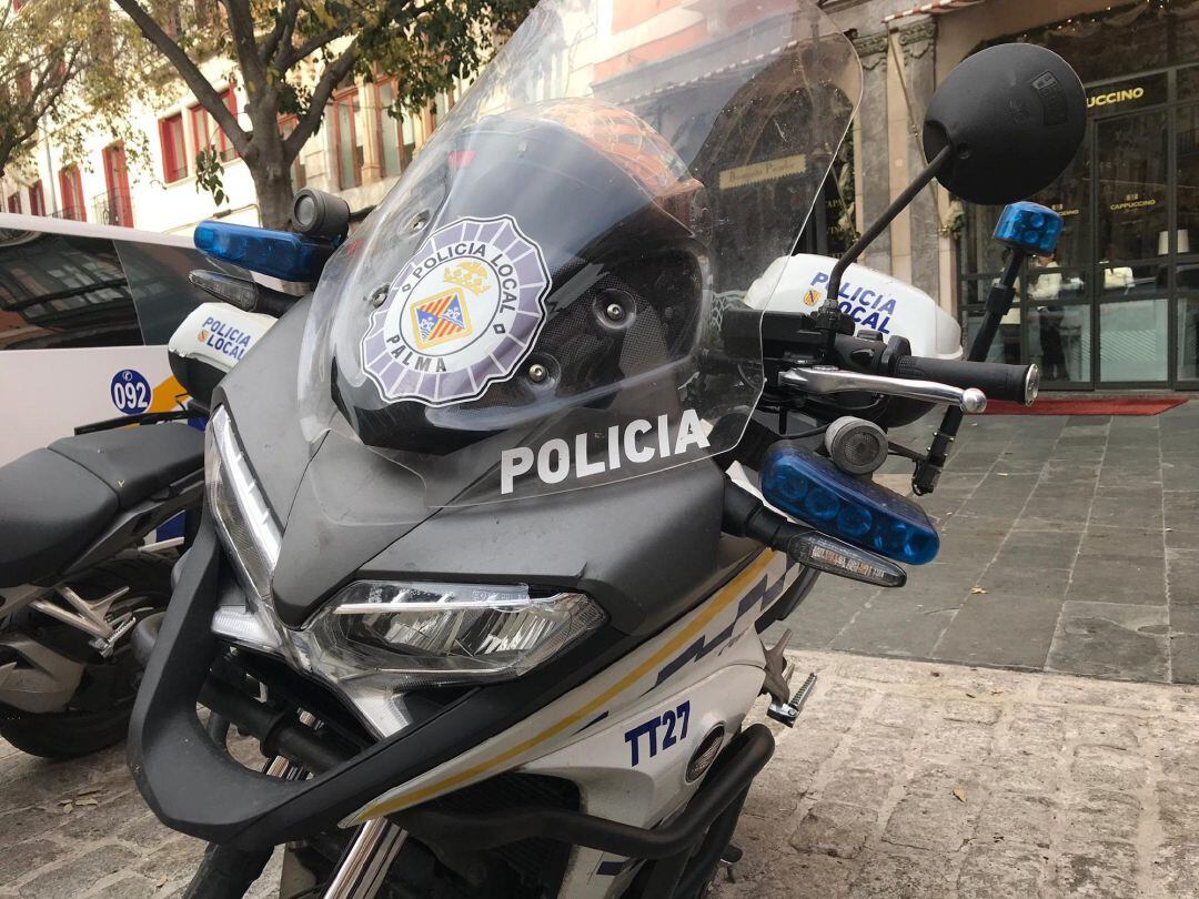 Archivo - Una moto de la Policía Local de Palma