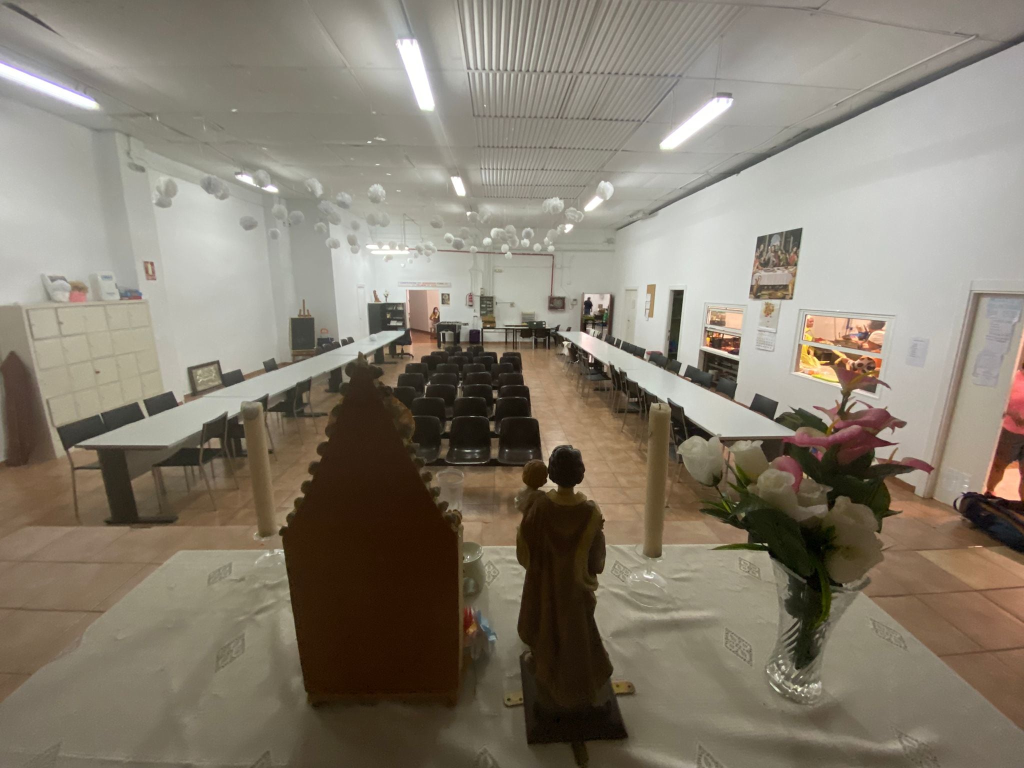 La sala está presidida por un pequeño altar