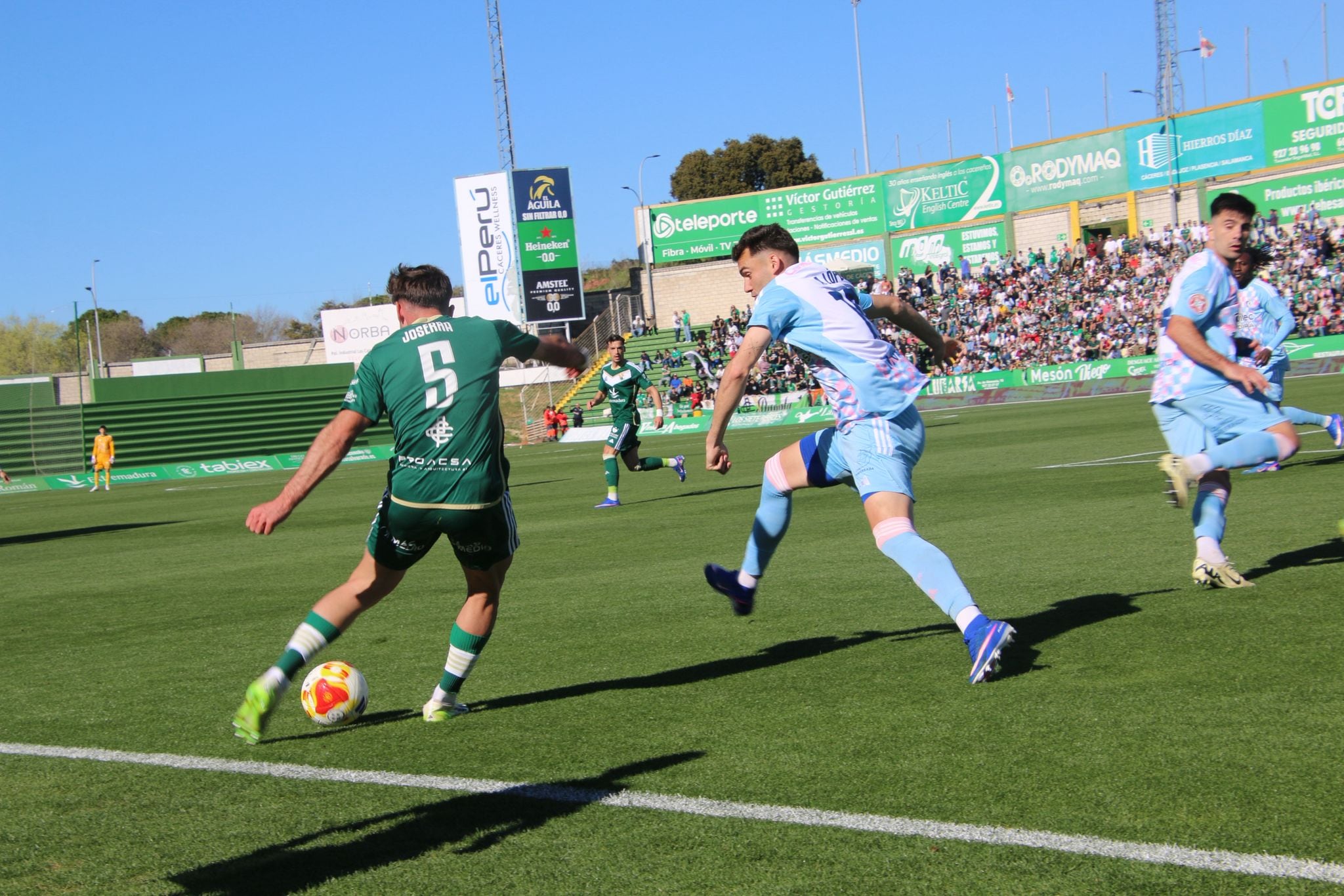 Dos palos estrelló el Cacereño ante una Deportiva que se estiró al final de la segunda mitad