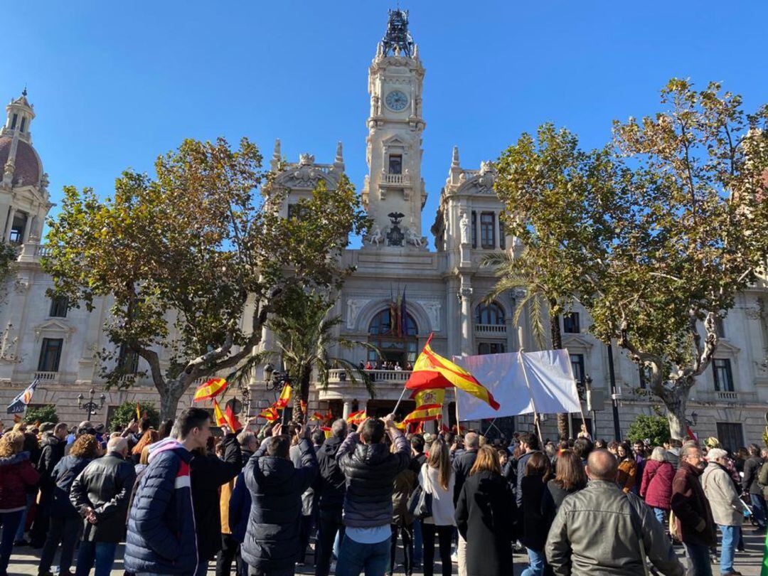 Un grupo de personas que venían de la manifestación convocada por Vox con el lema &quot;España Existe&quot; intenta boicotear la Cabalgata de les Magues de Gener frente al Ayuntamiento de València