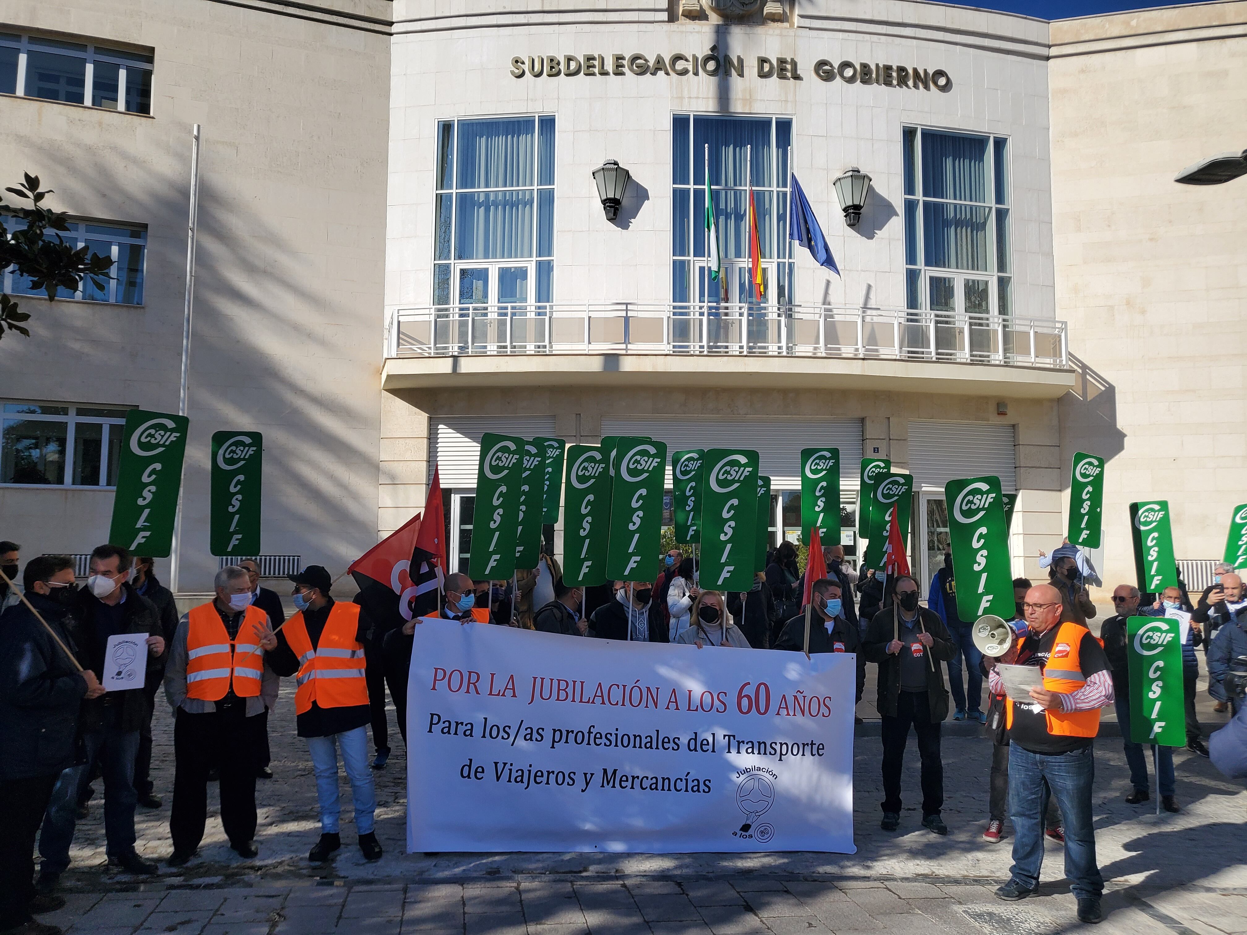 Concentración de CSIF y CGT ante la subdelegación del gobierno en Jaén.