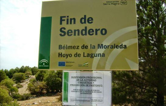 Cartel de prohibición de caza y pastoreo en el Parque Natural de Sierra Mágina, en pleno &#039;Hoyo de la Laguna&#039; por el uso de cebos envenenados