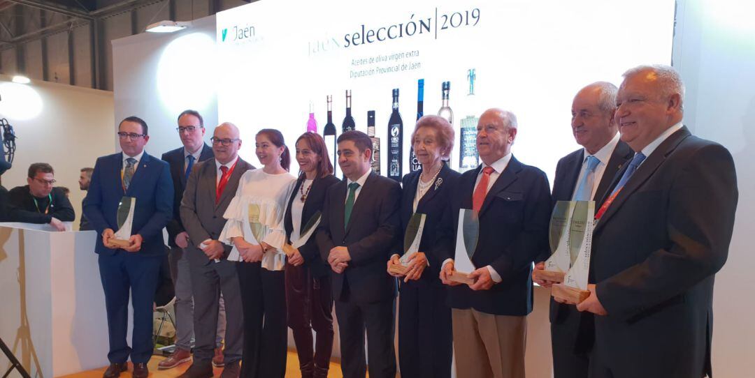 Premiados con los galardones Jaén Selección 2019 y el presidente de la Diputación Provincial de Jaén, Francisco Reyes.