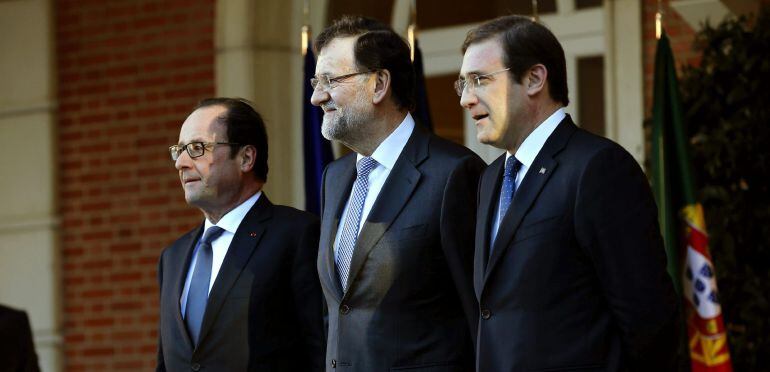 GRA344 MADRID, 04/03/2015.- El presidente del Gobierno, Mariano Rajoy (c), junto al presidente francés, François Hollande (i), y el primer ministro portugués, Pedro Passos Coelho, posan a las puertas del Palacio de la Moncloa, antes del comienzo de la cum