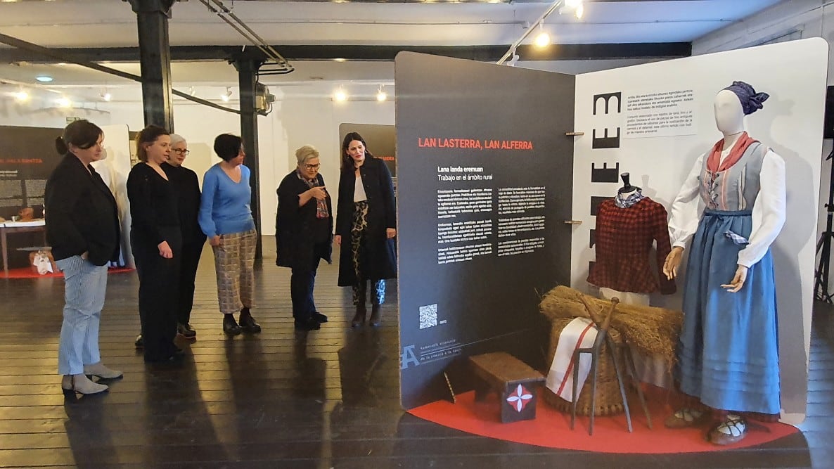 Exposición de trajes femeninos de los siglos XIX y XX a partir de fotografías de Eulalia Abaitua en La Encartada Fabrika-Museoa